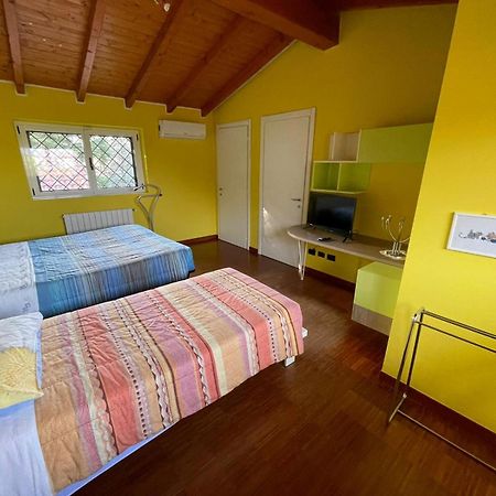 Lussuosa Villa Vicino Alla Stazione Caronno Pertusella ภายนอก รูปภาพ