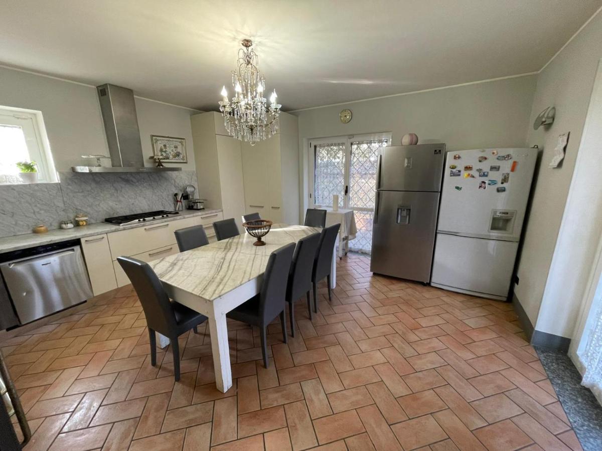 Lussuosa Villa Vicino Alla Stazione Caronno Pertusella ภายนอก รูปภาพ