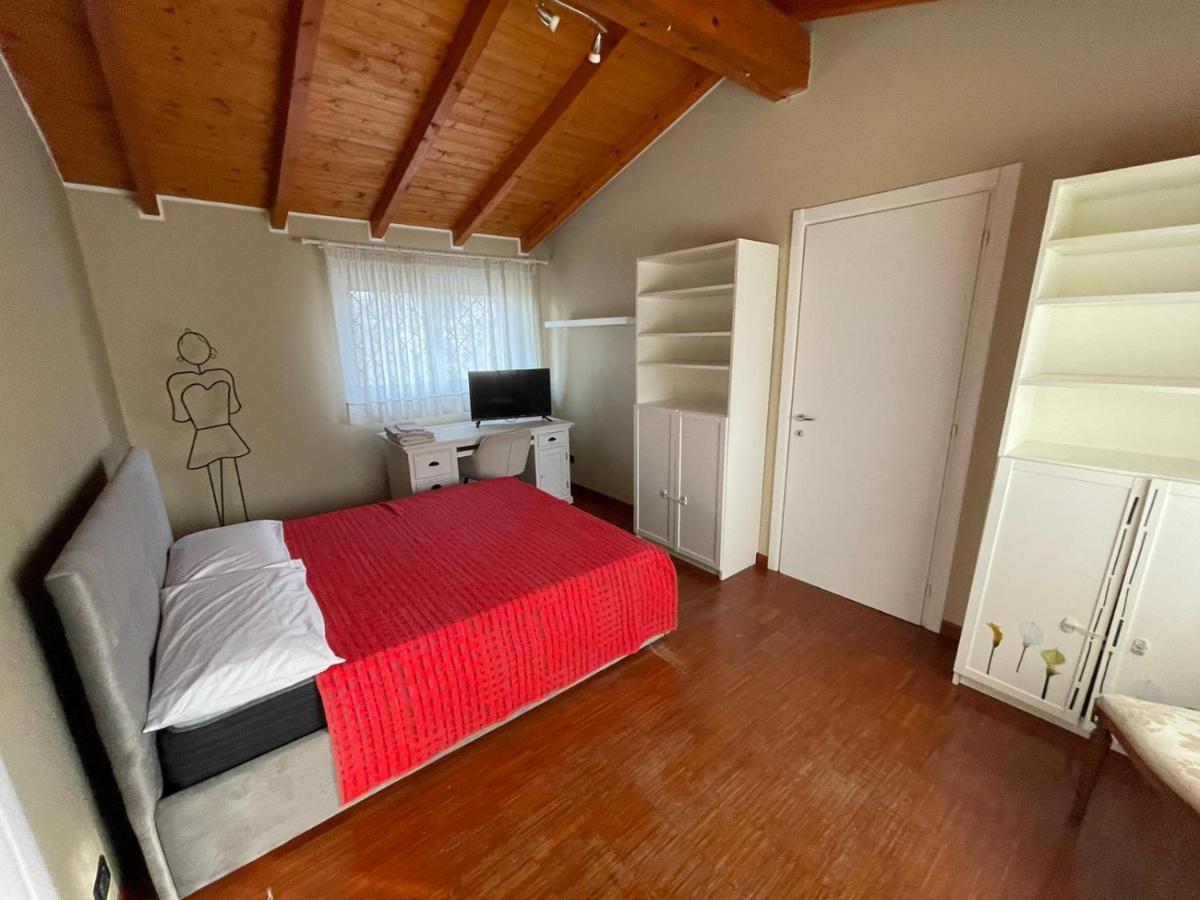 Lussuosa Villa Vicino Alla Stazione Caronno Pertusella ภายนอก รูปภาพ