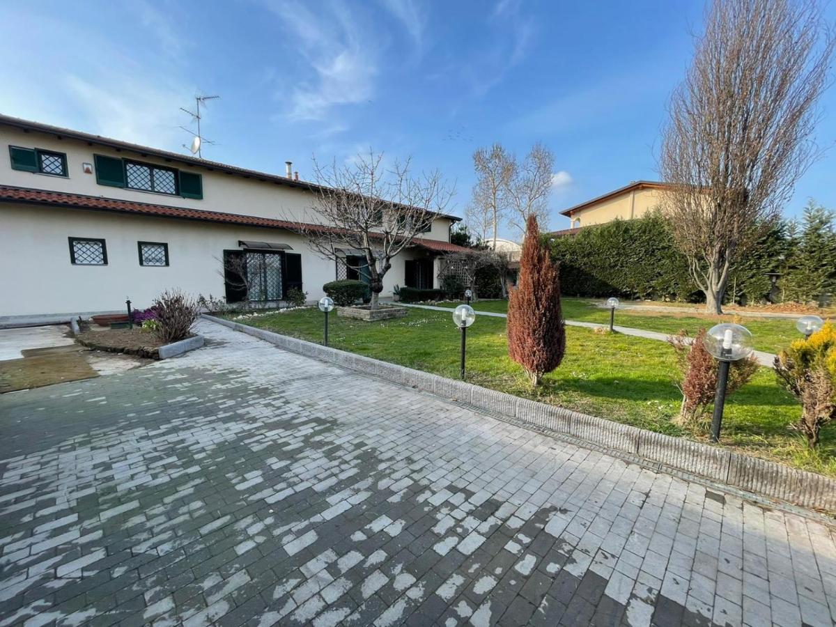 Lussuosa Villa Vicino Alla Stazione Caronno Pertusella ภายนอก รูปภาพ