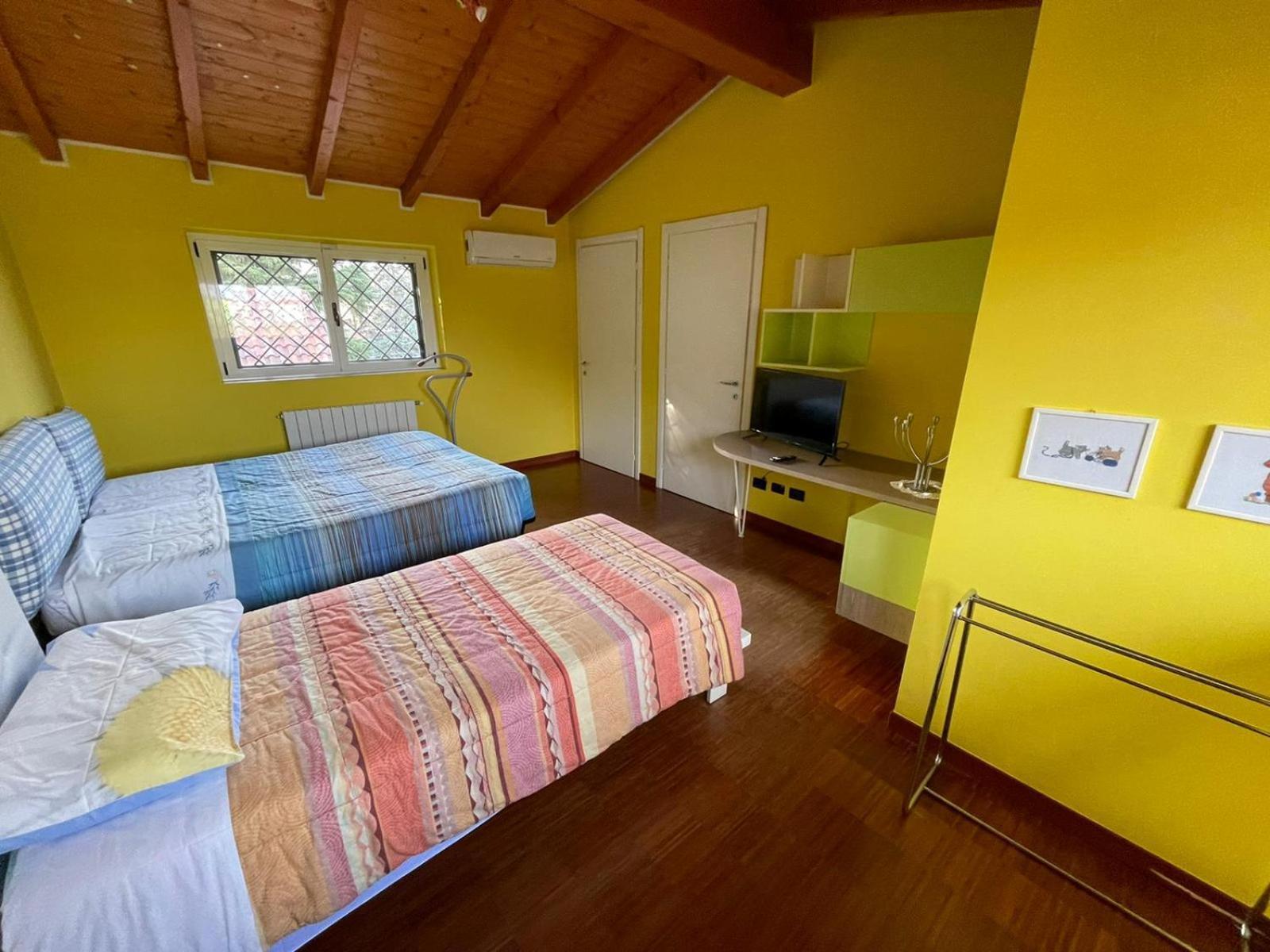 Lussuosa Villa Vicino Alla Stazione Caronno Pertusella ภายนอก รูปภาพ